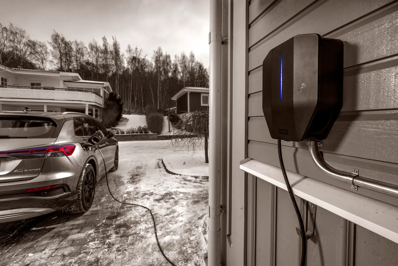 Elbil laddas med installerad laddbox